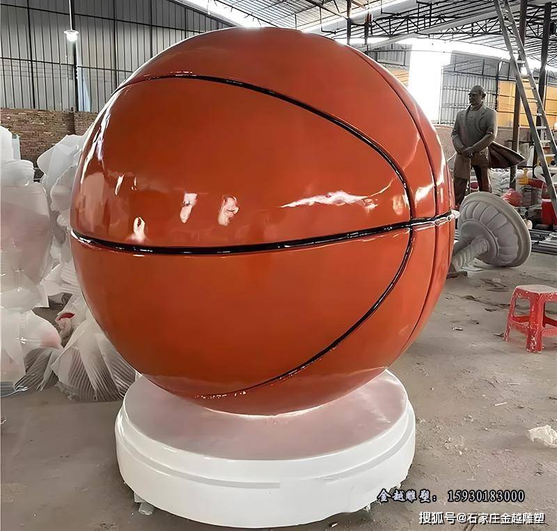 爱游戏体育：篮球主题的雕塑作品创作理念分享：用雕塑的形式展现篮球的力量与美感的简单介绍