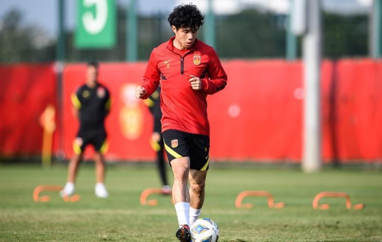 包含爱游戏体育:老将蒿俊闵转型教练“误人子弟”，球迷：别毁了中国足球的未来！的词条