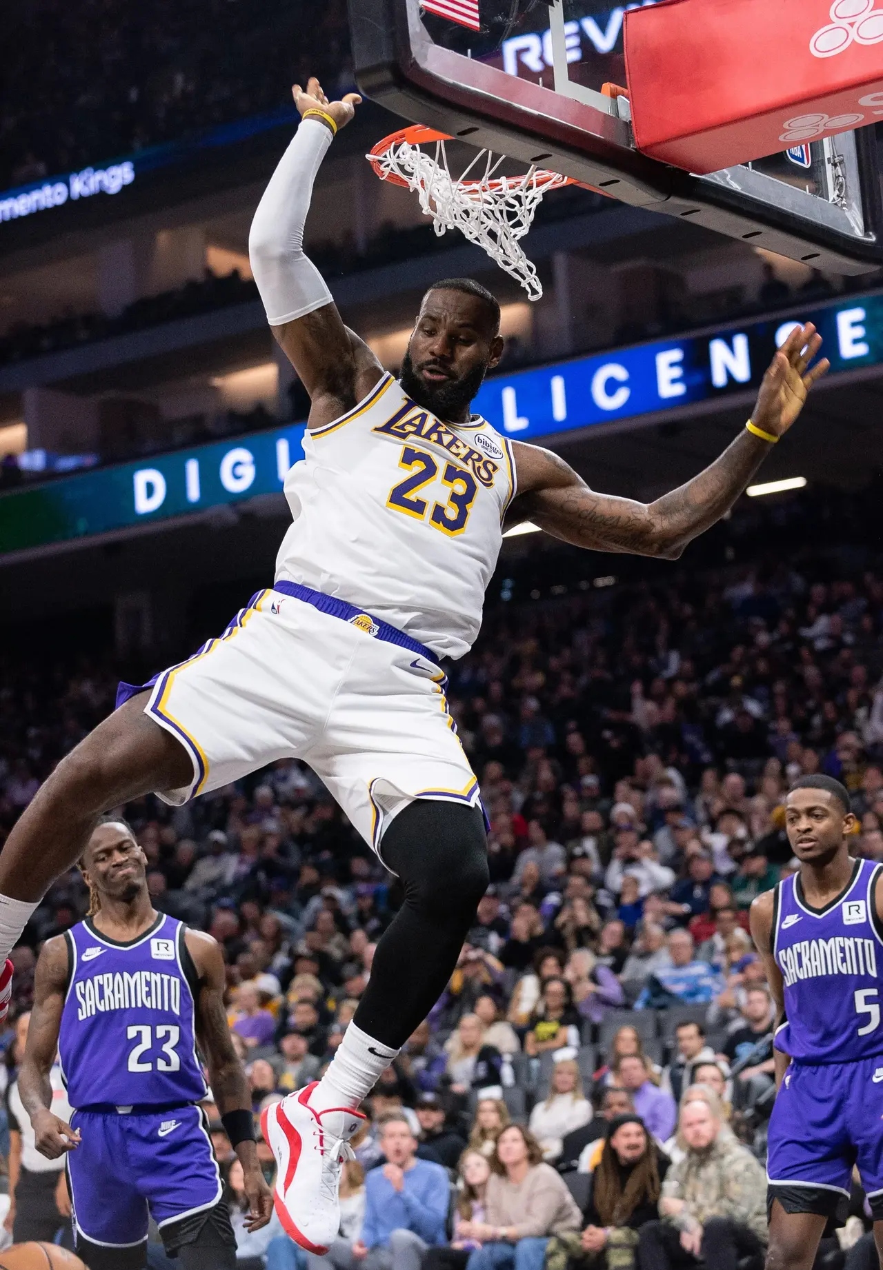 爱游戏体育：湖人队新赛季：浓眉能否打出统治级表现，争夺最佳防守球员？的简单介绍